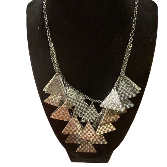 New York and Co gun metal necklace with triangle shaped designs - Picture 1 of 4